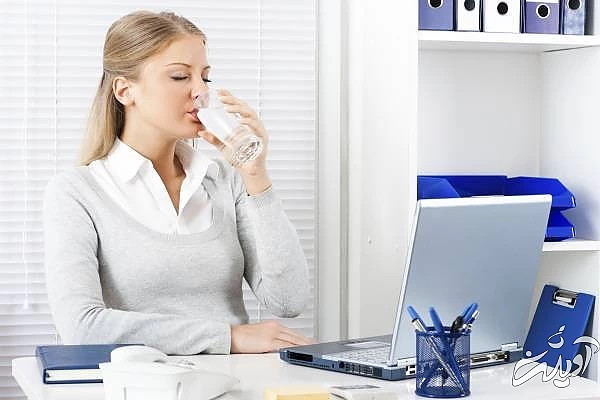 جلوگیری از خواب آلودگی در محل کار نوشیدن آب در محل کار